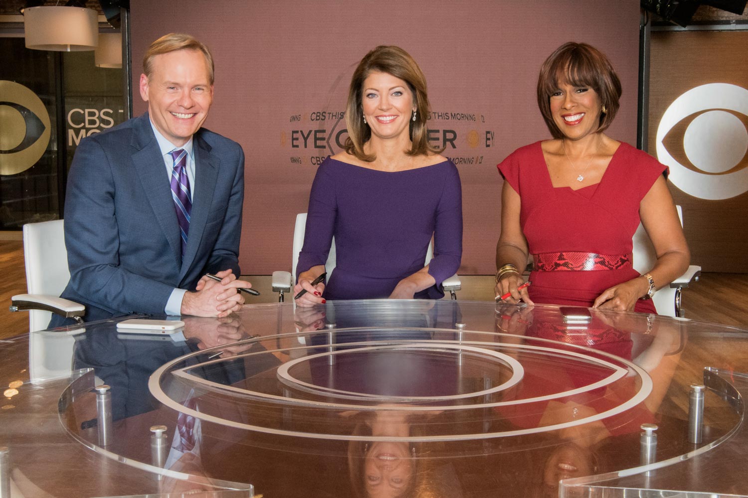  Norah O’Donnell, Gayle King and John Dickerson sit at a table smiling