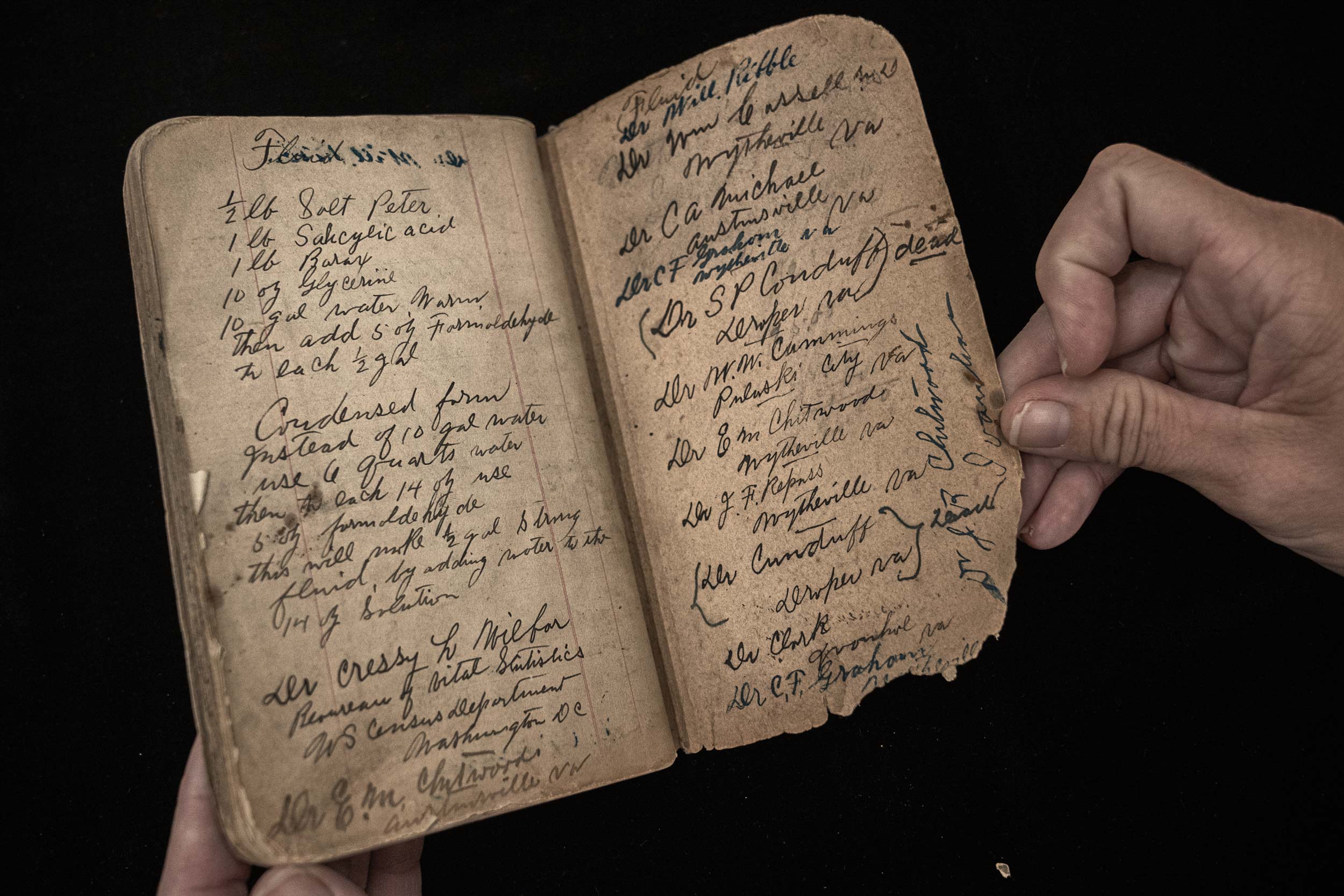 a hand written book of burial reccords