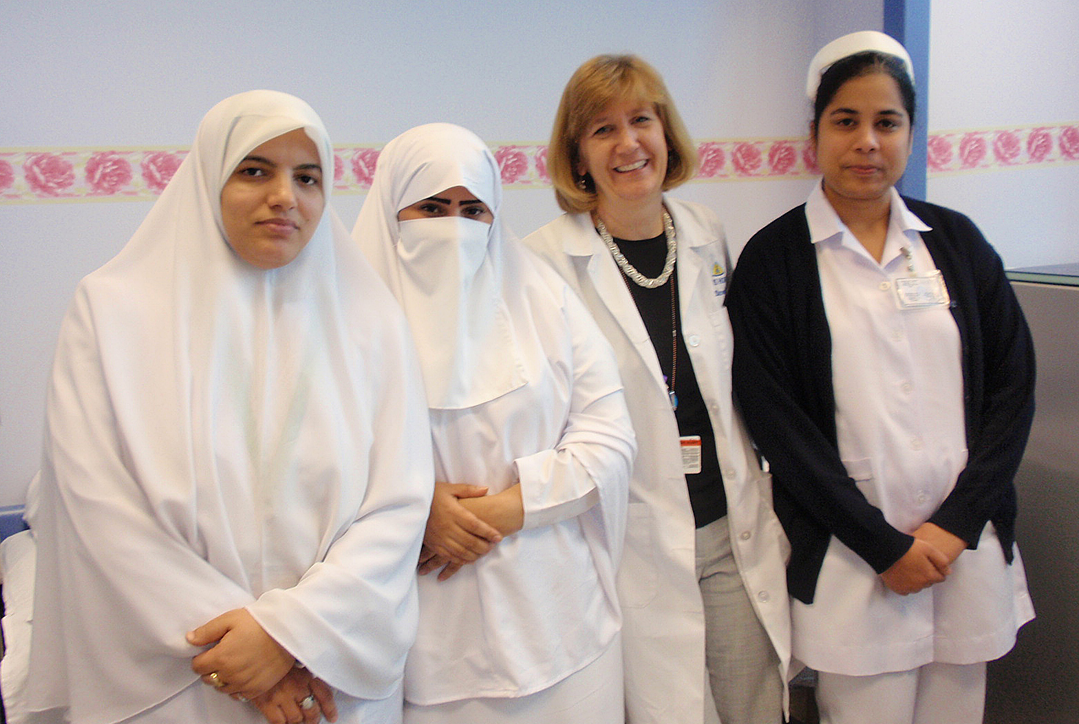 Susan Renda poses with Kuwaiti nurses