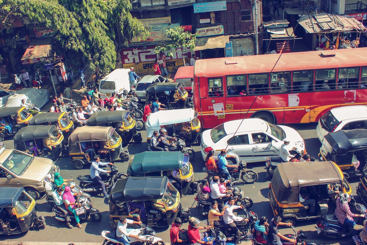 A chaotic road in India as seen from the top of a building