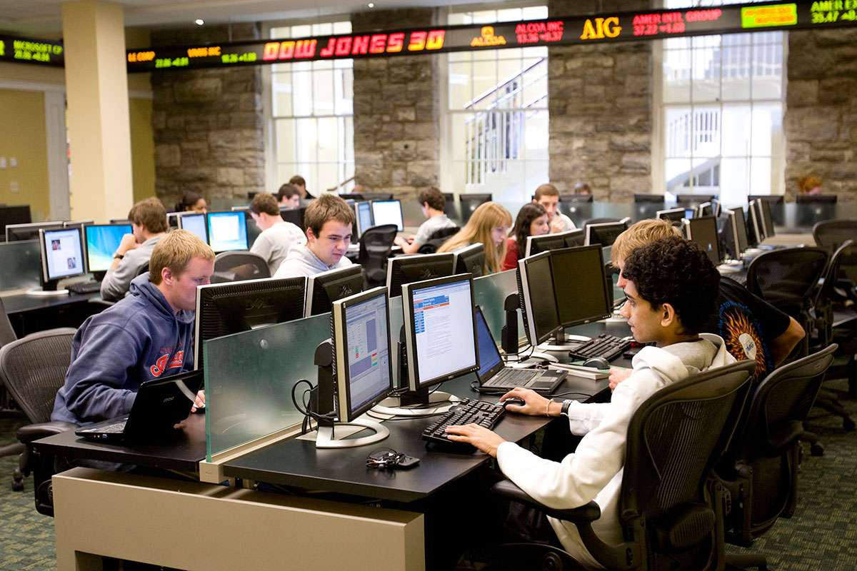 Students in the McIntire School of Commerces computer lab working