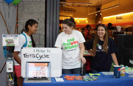 Maria Rincon-lizarazo, Laura Szczyrba and Nicole Schneiter stand at a table about recycling to talk to other Hoos