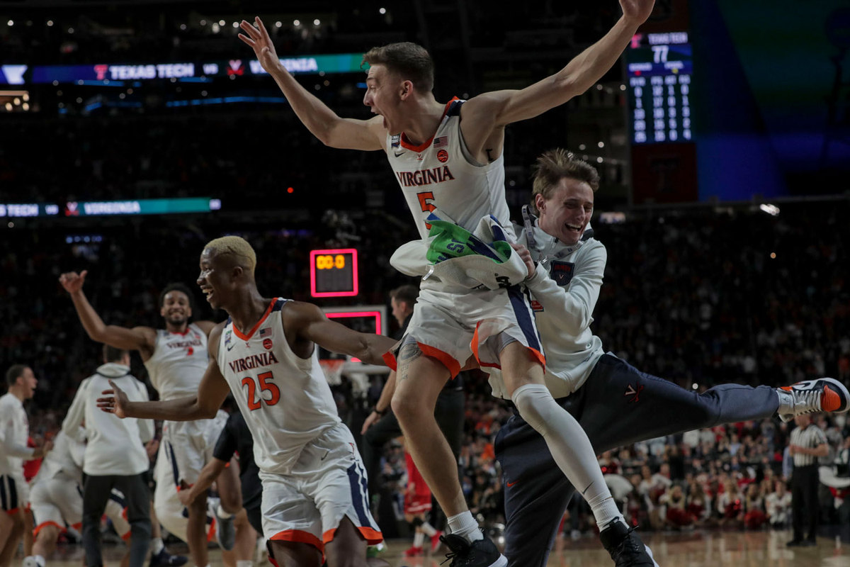The UVA men’s basketball team celebrates on the court after NCAA win