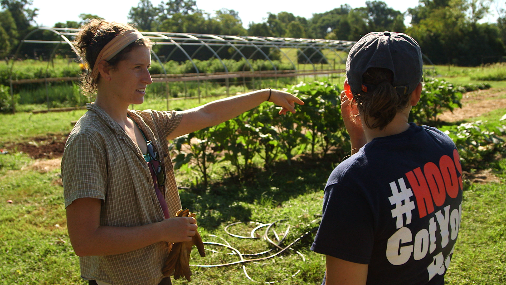 Emily Salle, who manages the Morven Kitchen Garden, talks with a student volunteer. 