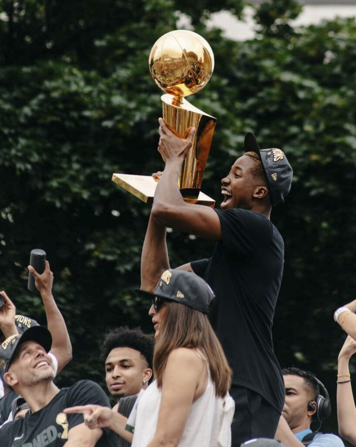 Mamadi Diakite holds up trophy 
