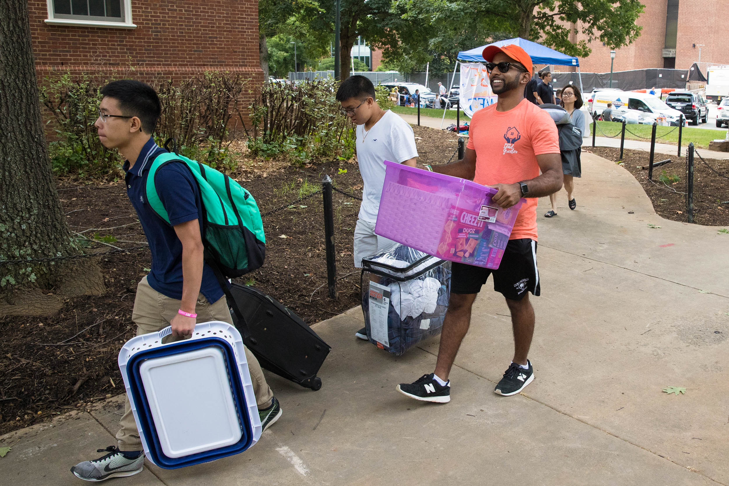 Vinny Thota helps carry personal belongings of students