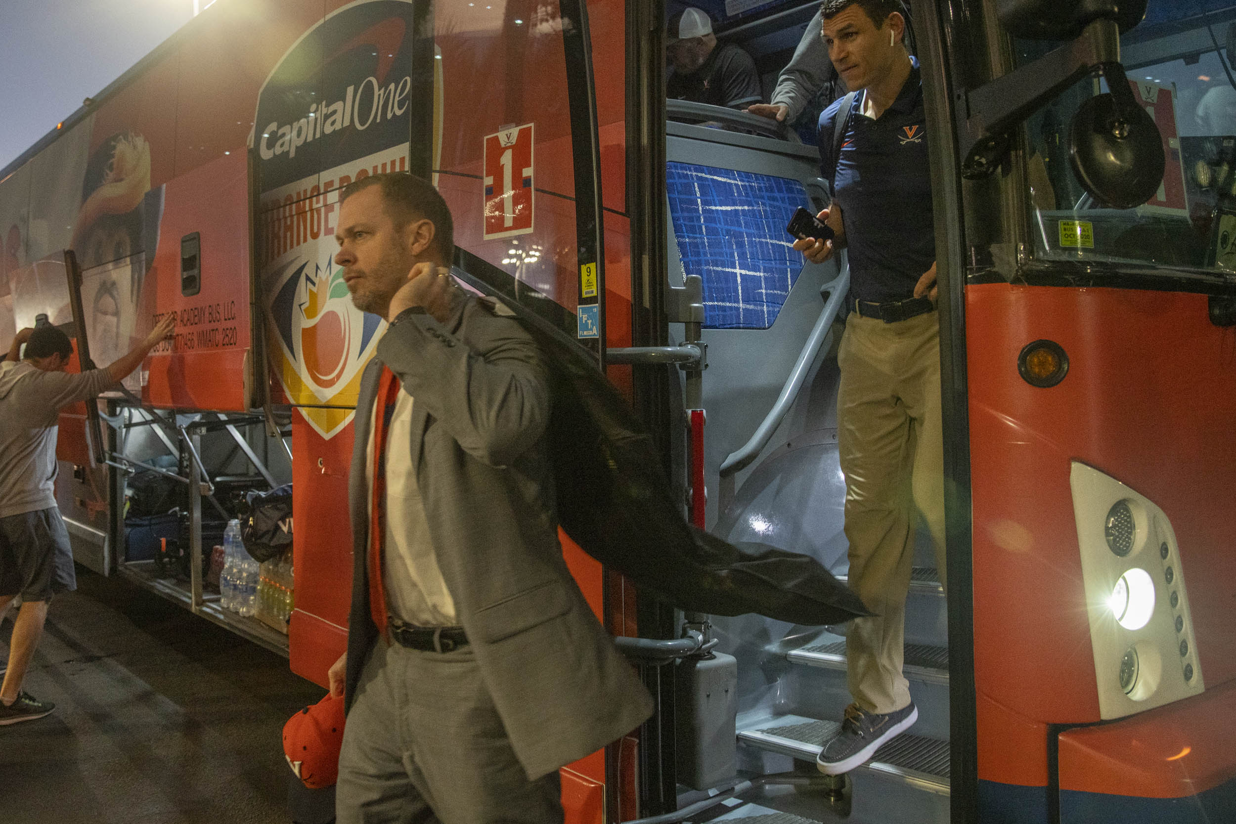 Mendenhall leads his team off the bus 