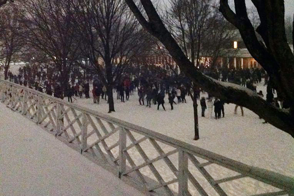 Students had a snowball fight on the Lawn late Friday. (Image by Larry Sabato on Twitter, @LarrySabato)