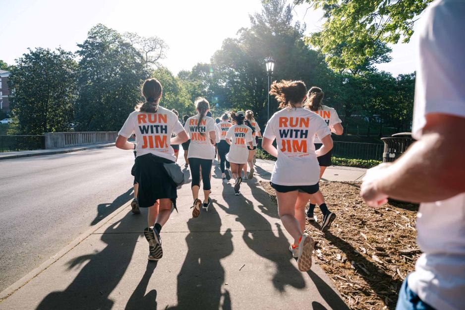 Picture of group of students running at the 'Run with Jim' event.