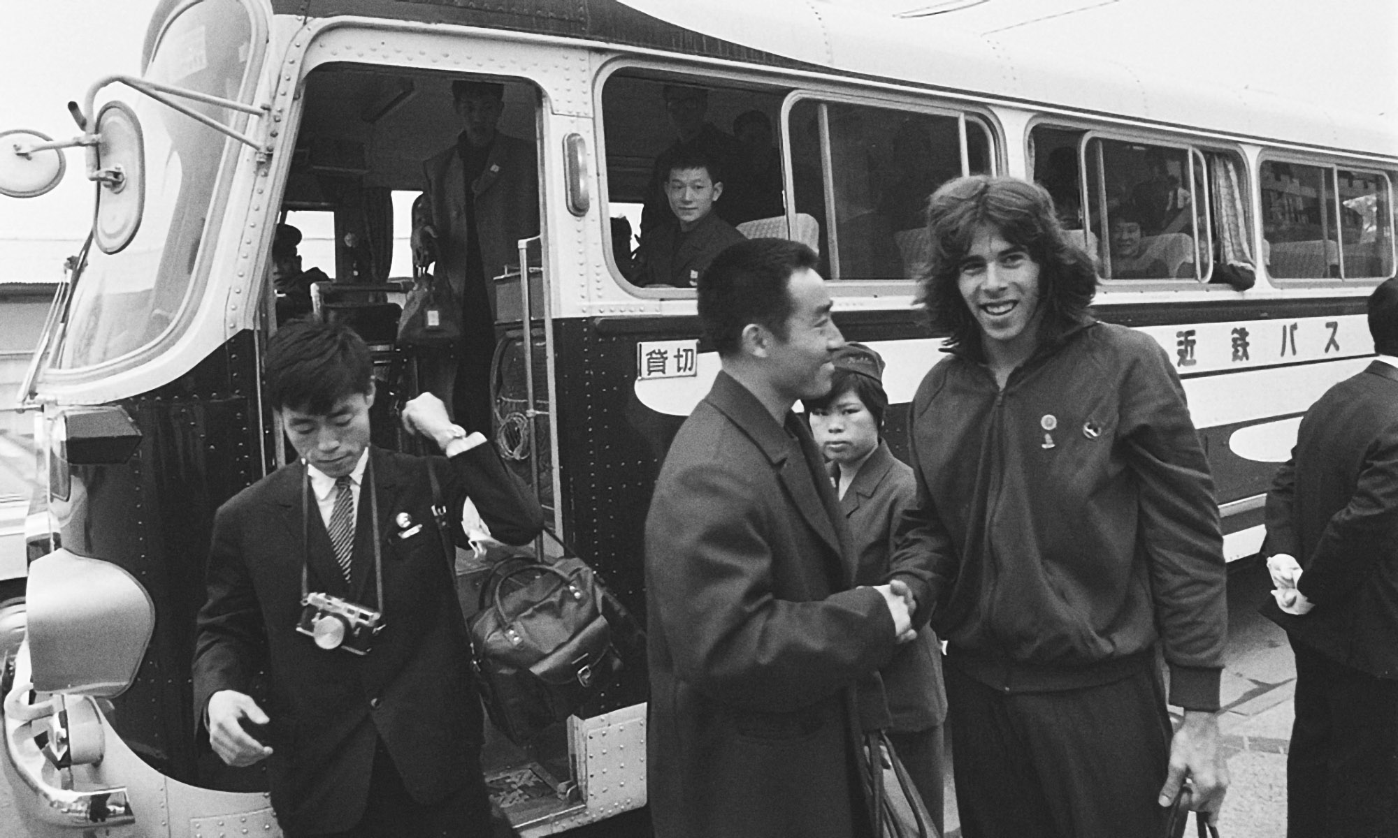 Glenn Cowan and zhuang zedong talking after getting off a bus in Japan