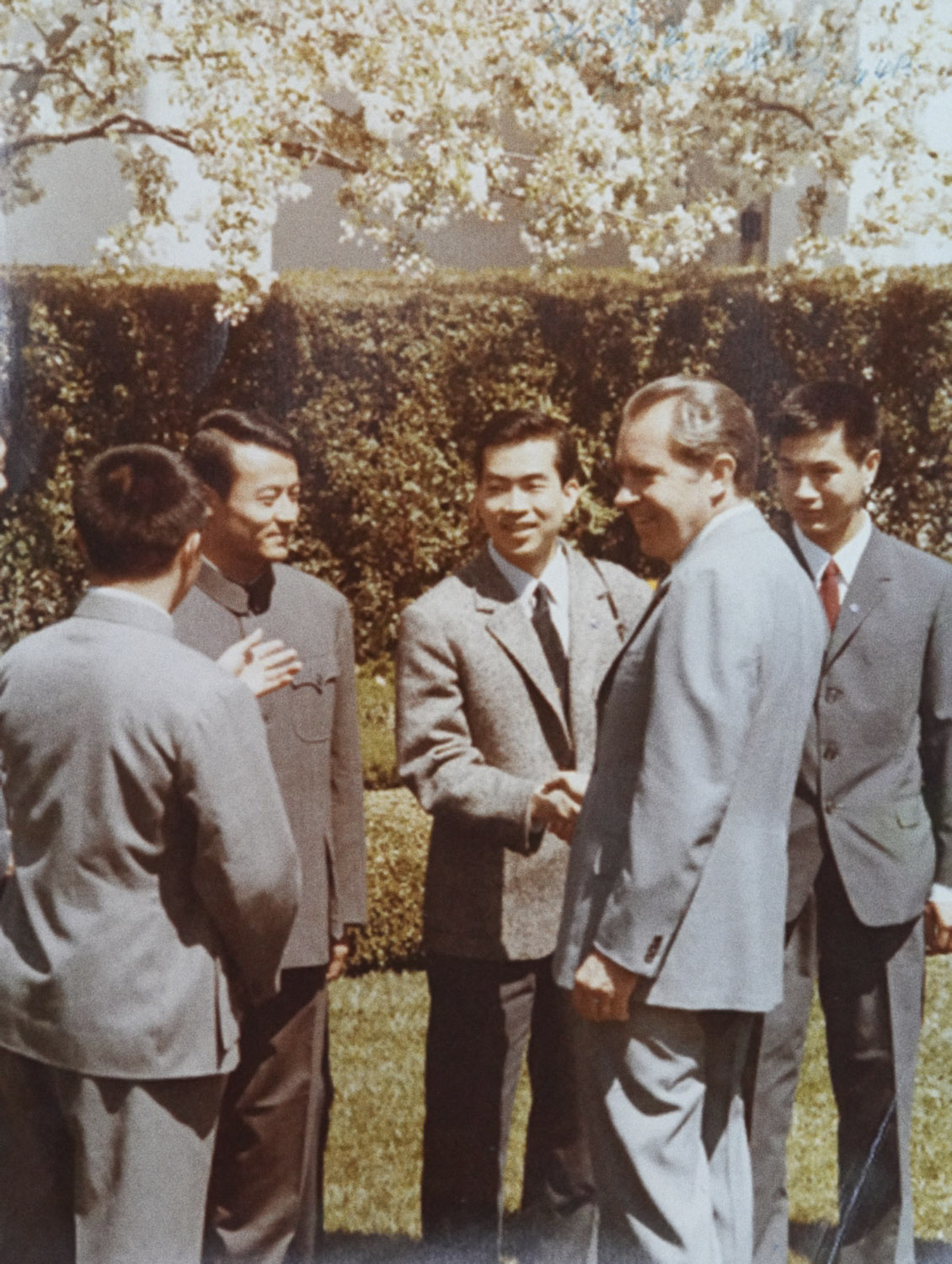 President Richard Nixon shakes hand with Liang Geliang