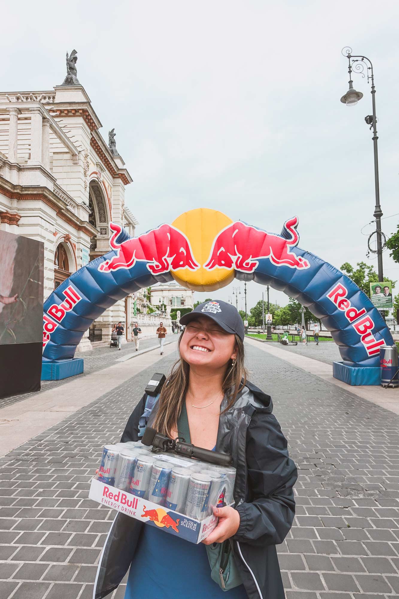 Khuyen at the starting line with the Red Bull cases