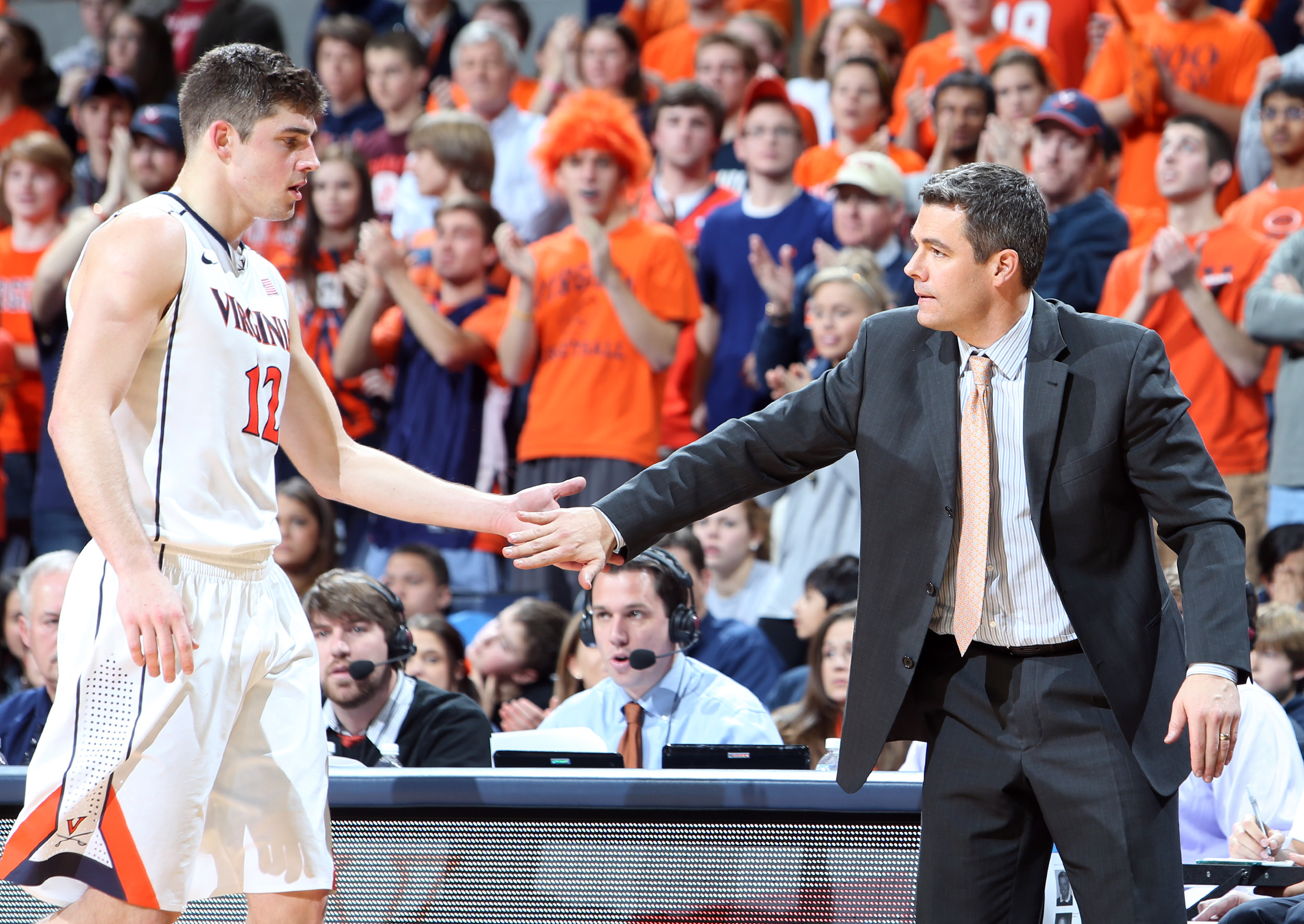 Tony Bennett shakes hands with Joe Harris