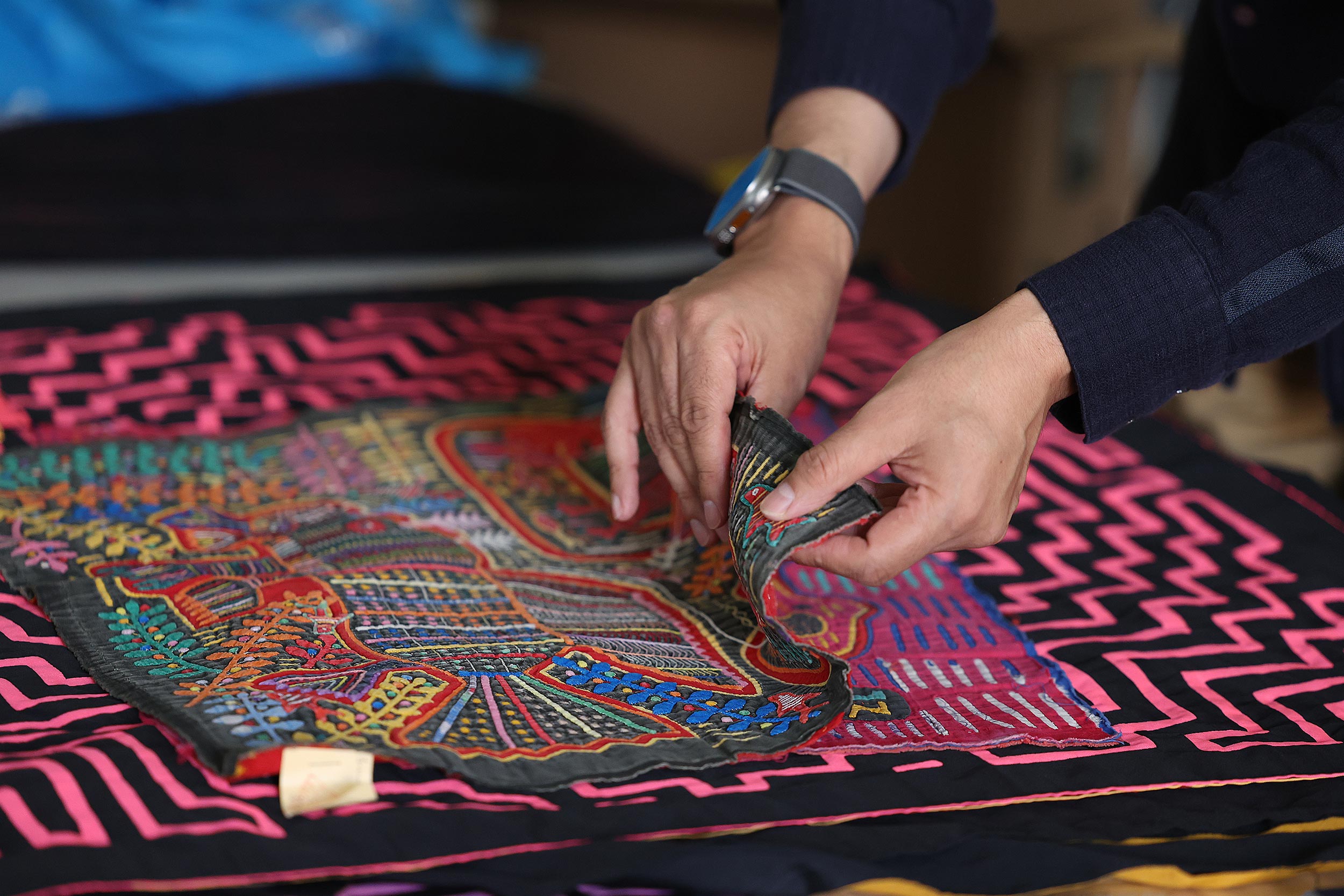 From handwoven art to AI, UVA helps preserve Guna culture