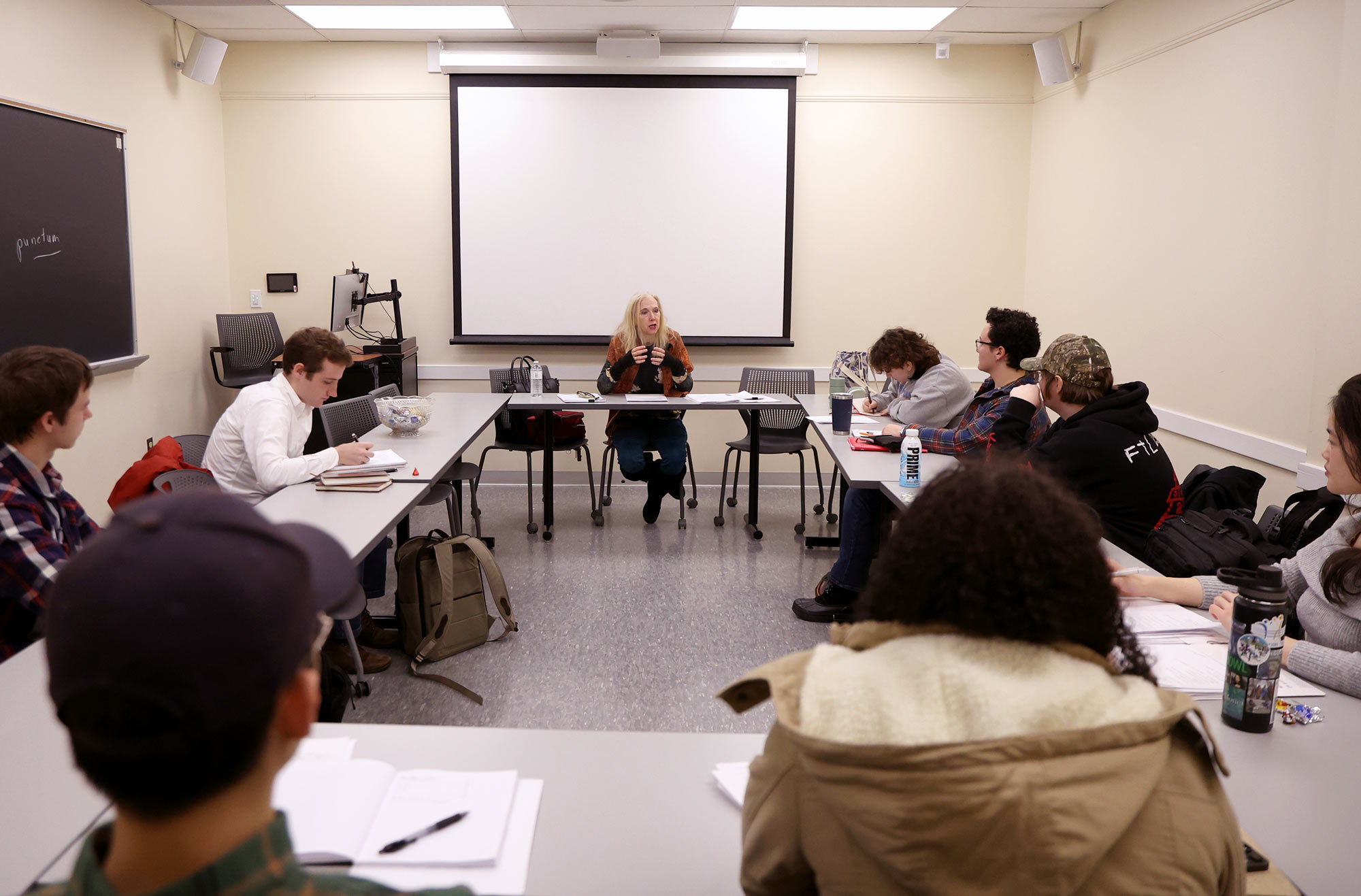 Candid of Lisa Spaar teaching a January-term poetry course 