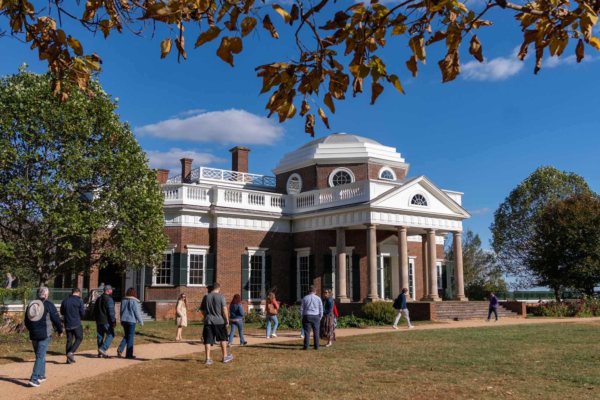 A tour of visitors outside Monticello