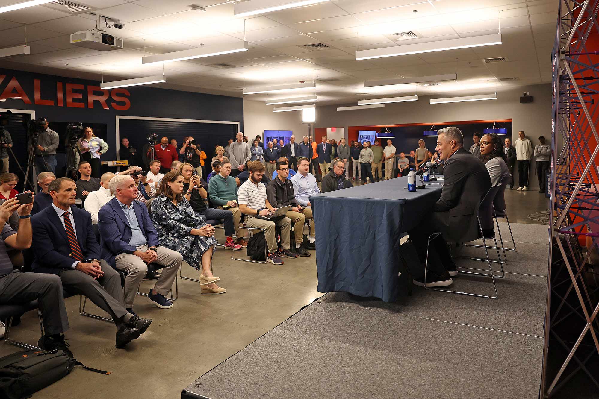 A wide view of the press conference discussion Tony Bennett's retirement