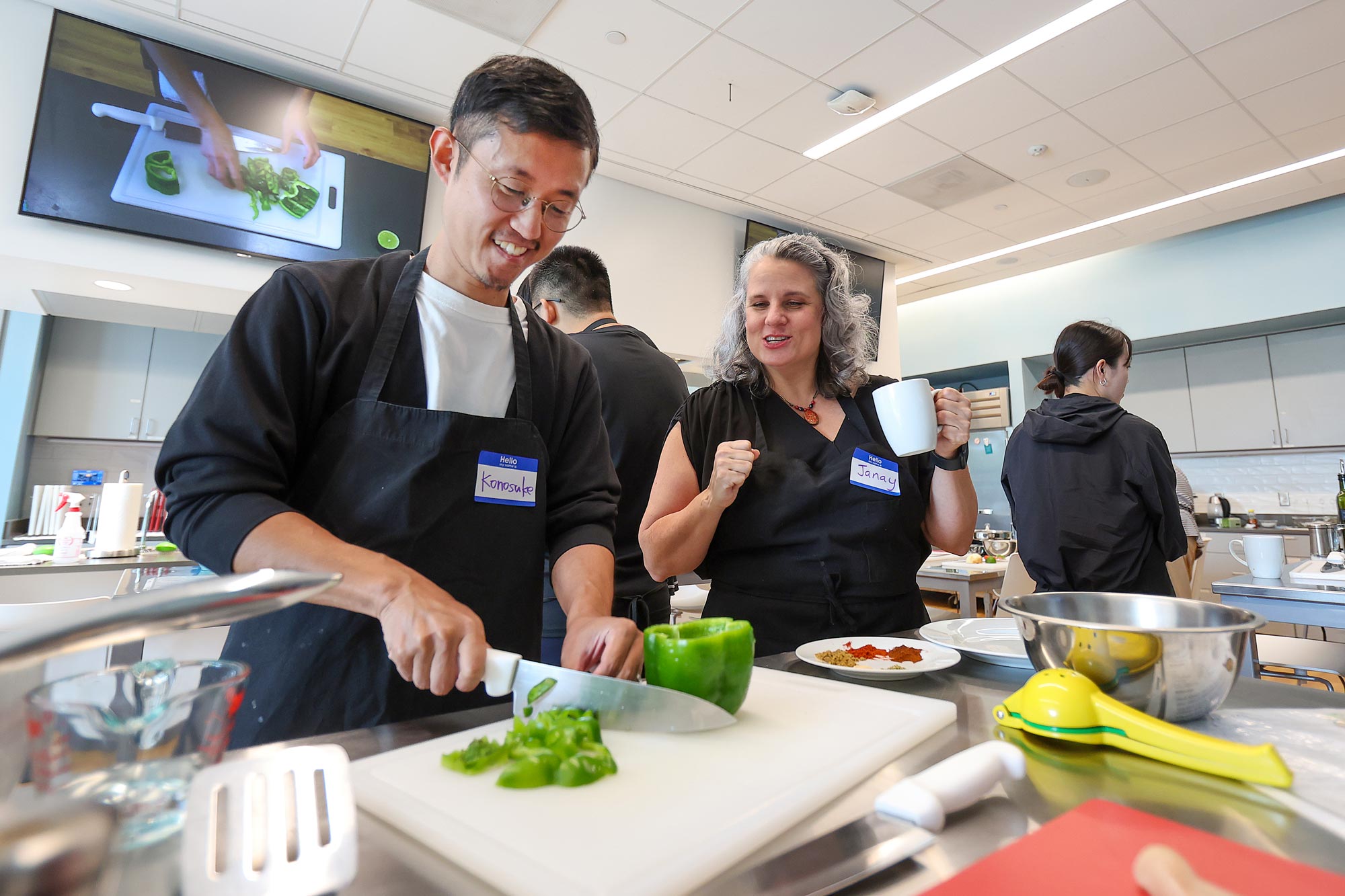 Konosuke Higuchi chopping peppers during a cooking class at UVA