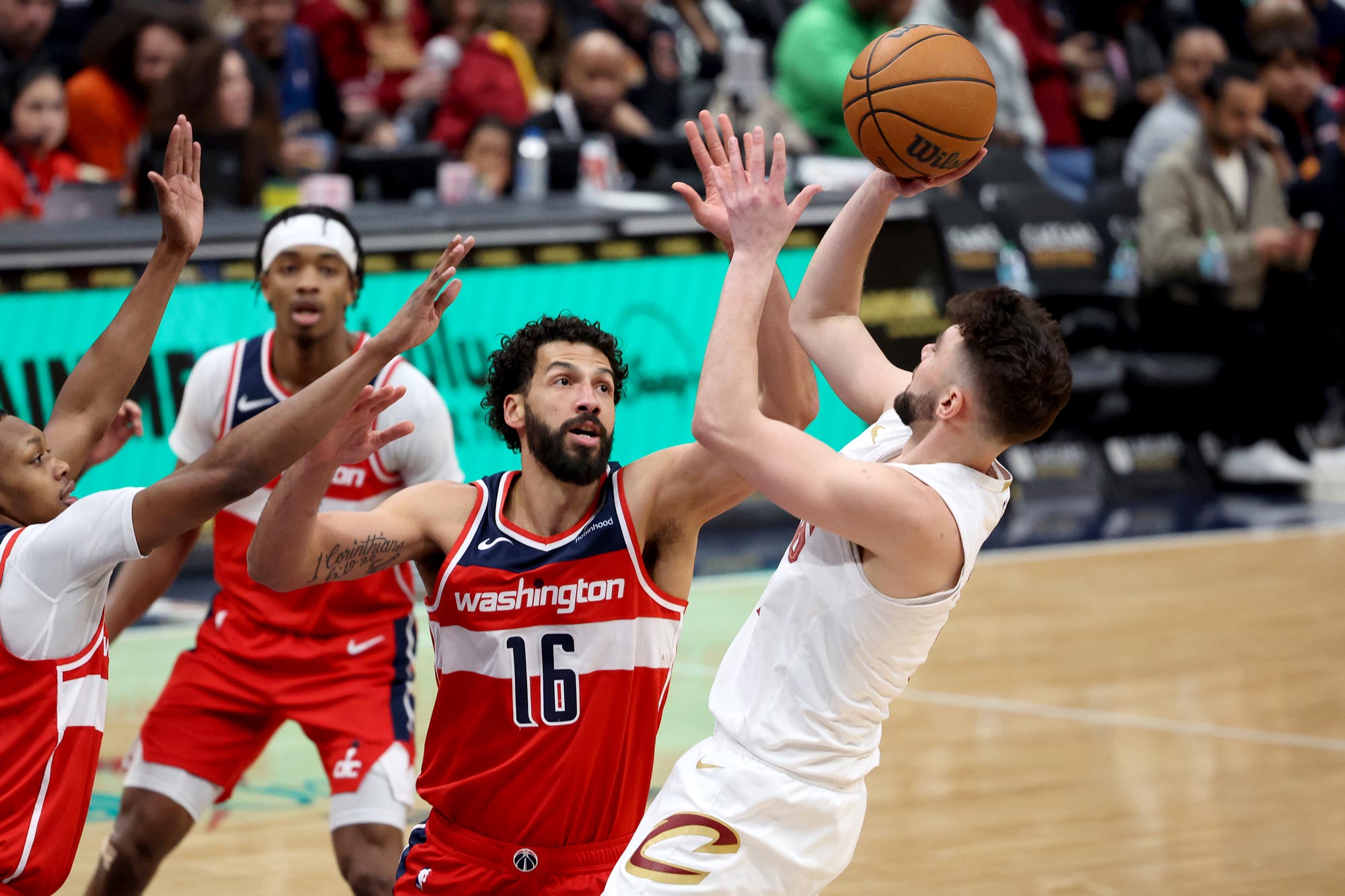 Anthony Gill defends Jerome’s shot during a game between the Washington Wizards and Cleveland Cavaliers 