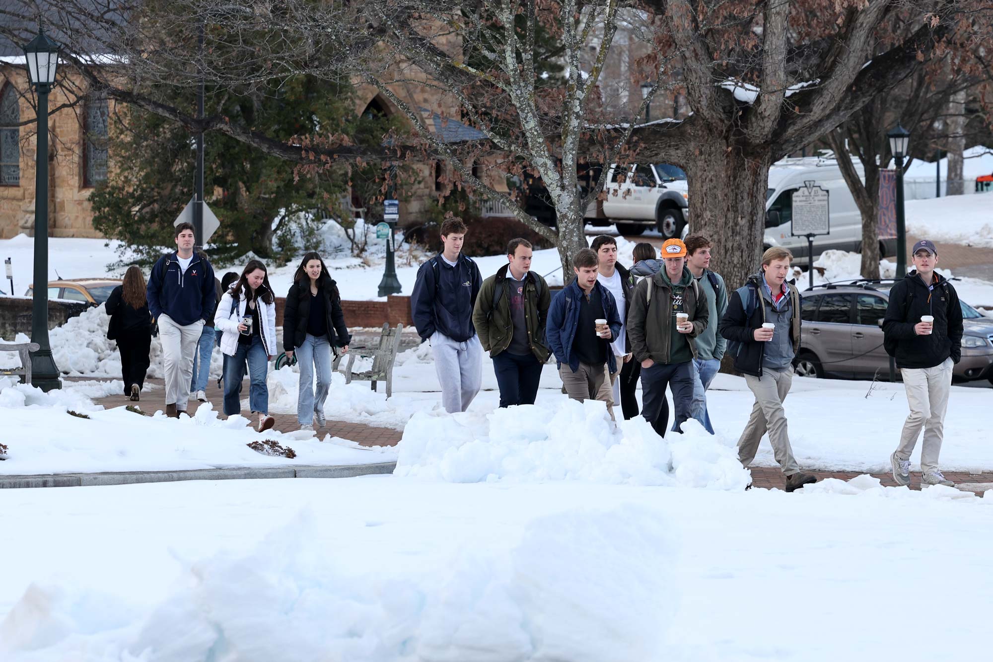 A mass of students walks on Grounds to class