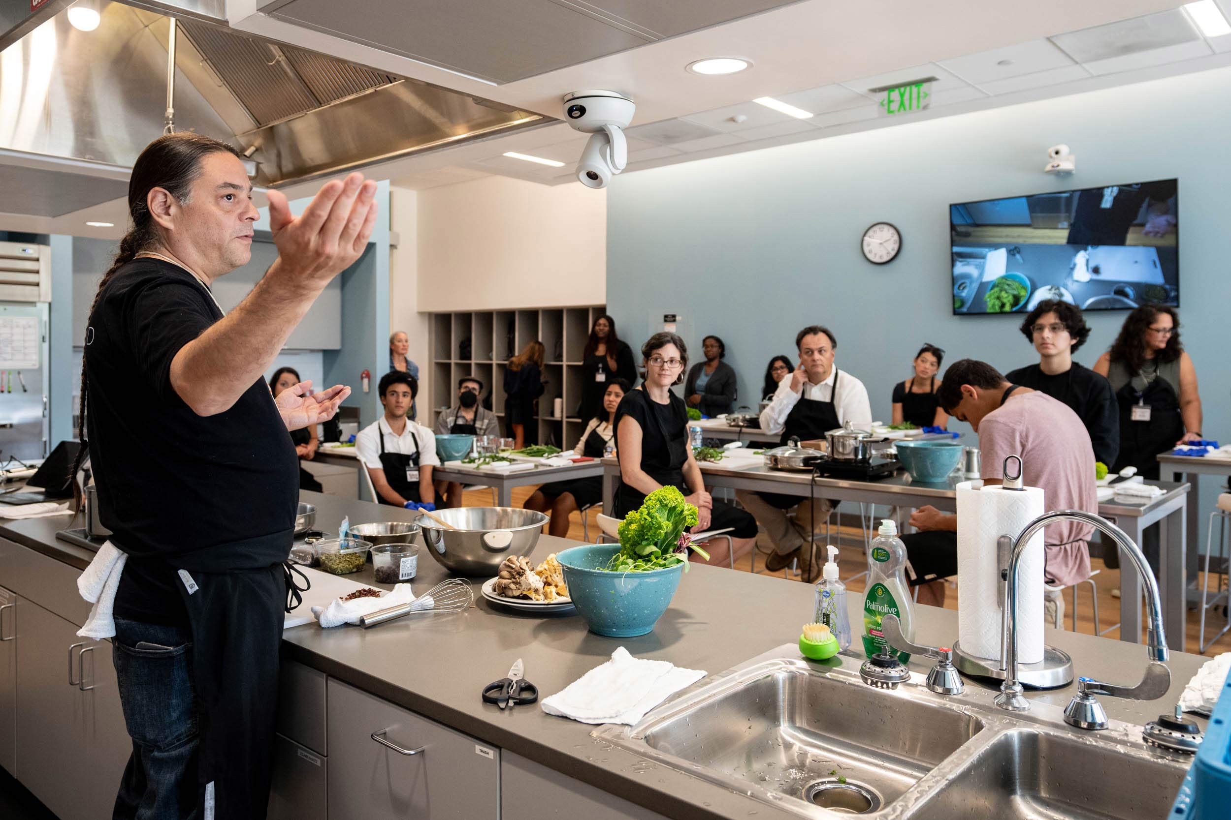Chef Sean Sherman speaking to the class 