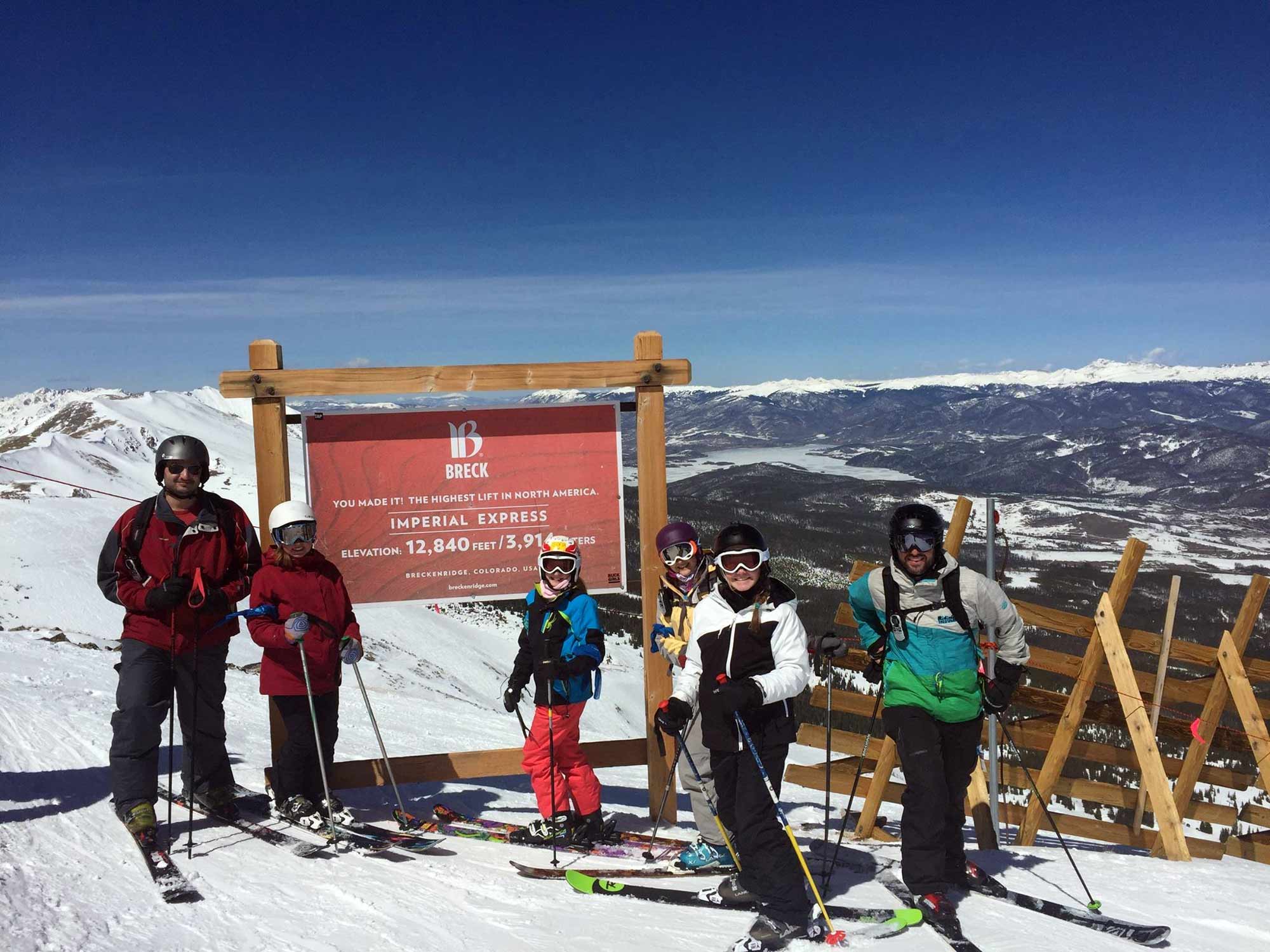 Breton with ski mountain with children in front of sign