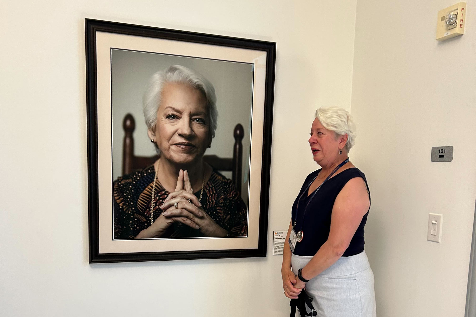 Kuhn viewing her portrait