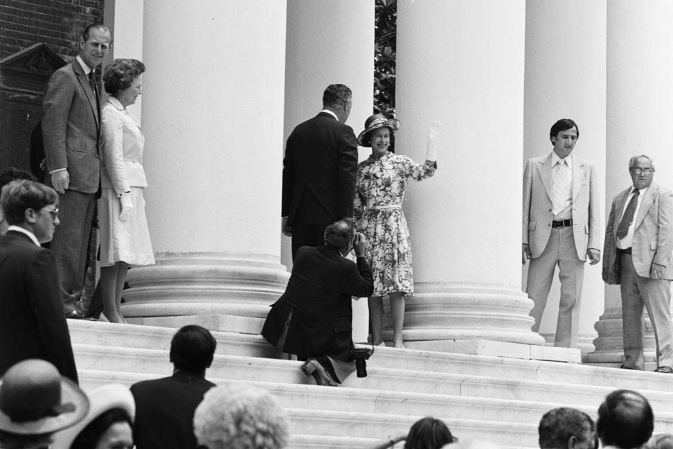 Black and white photo of Queen Elizabeth on the steps of the UVA Rotunda with several other people