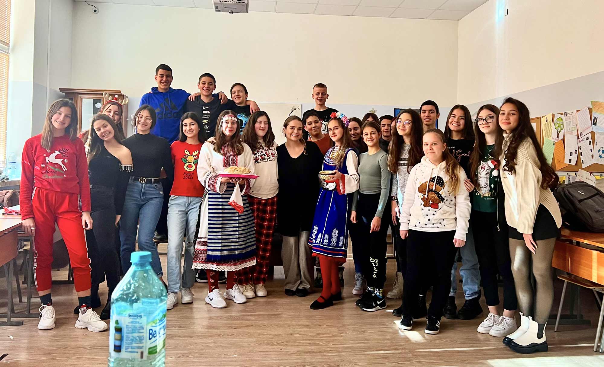 Group photo of a UVA student wiht a class of eighth graders in Bulgarian