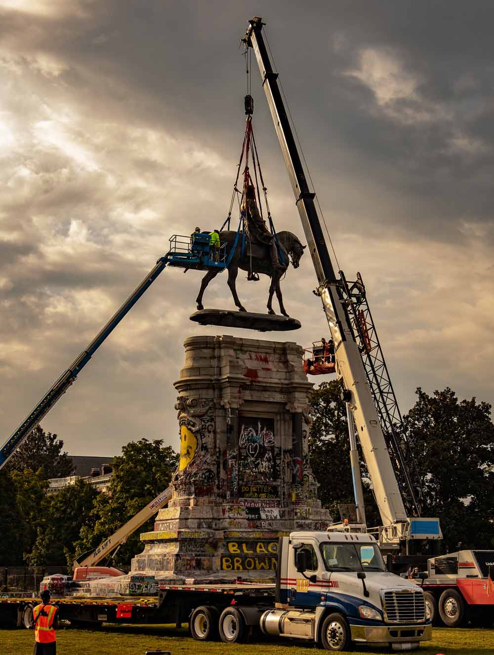 Robert E. Lee statue in Richmond being removed by a crane.