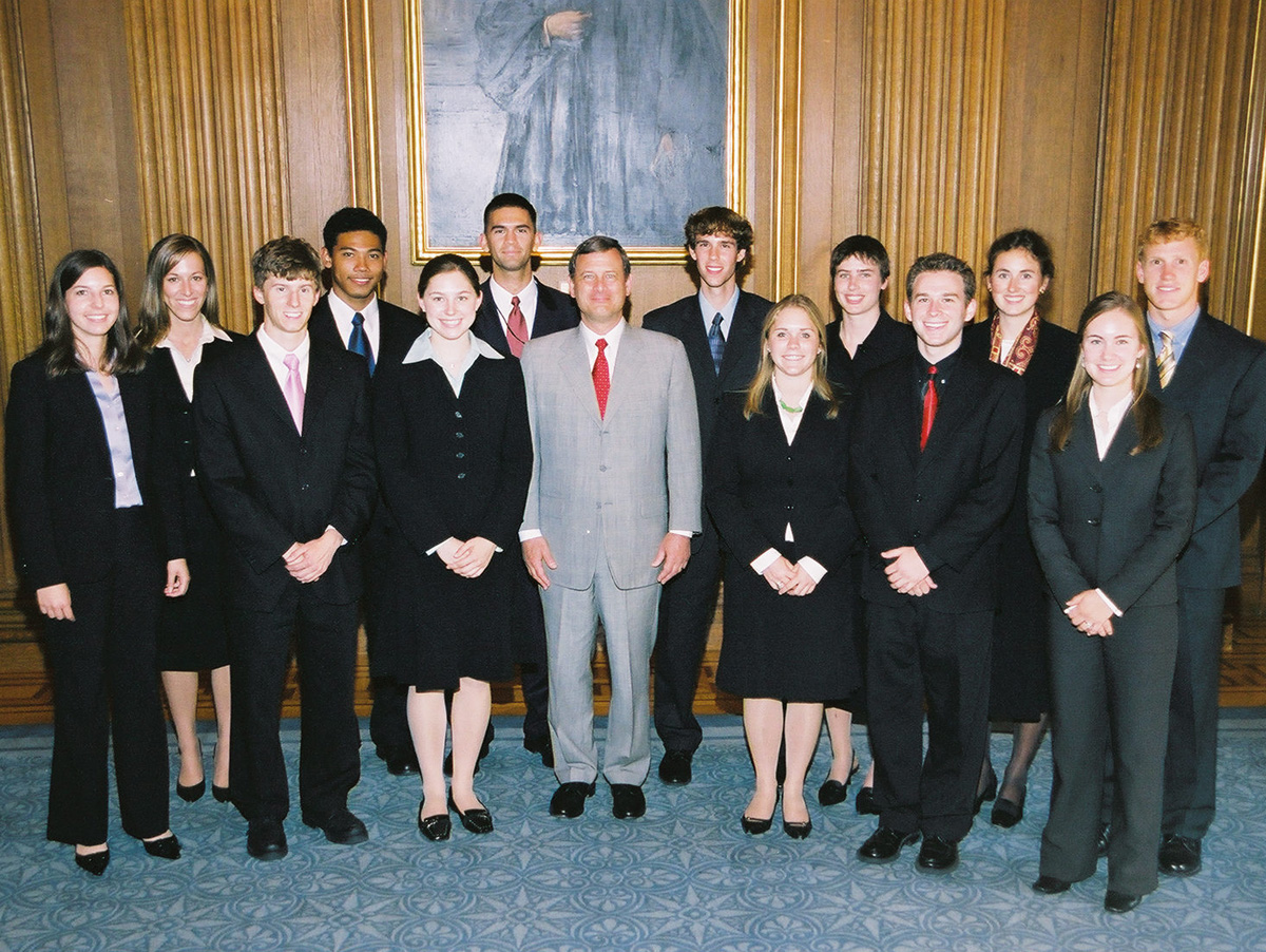 U.S. Supreme Court Chief Justice John G. Roberts Jr. poses with UVA engineering students
