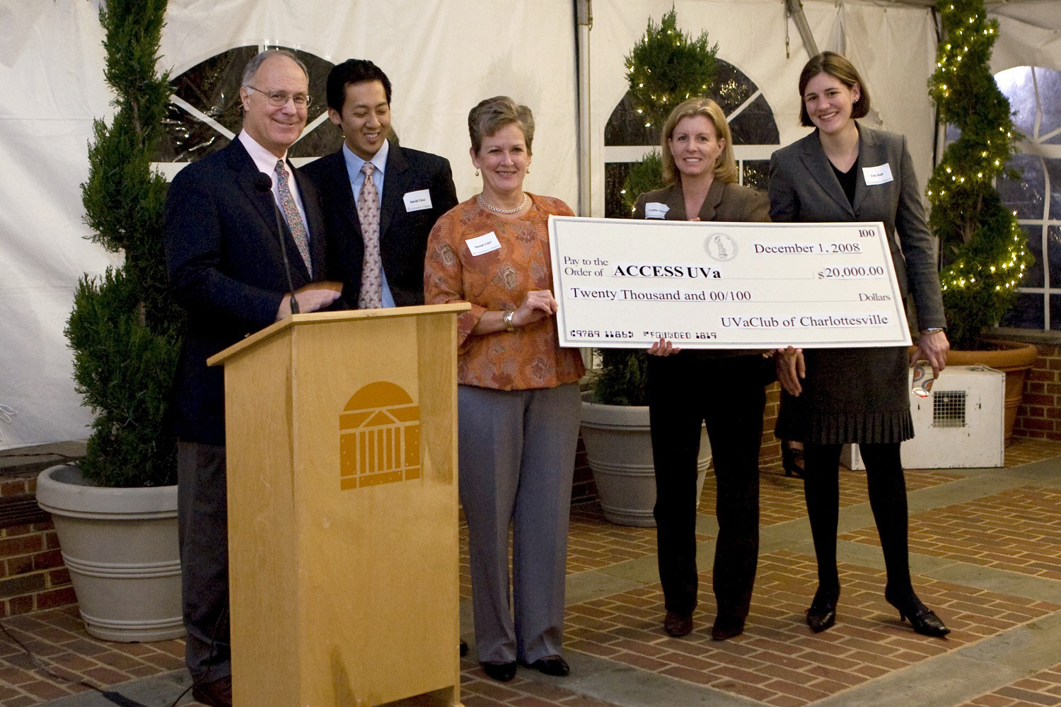 President John T. Casteen III accepts a 20,000 dollar check from the UVA Club