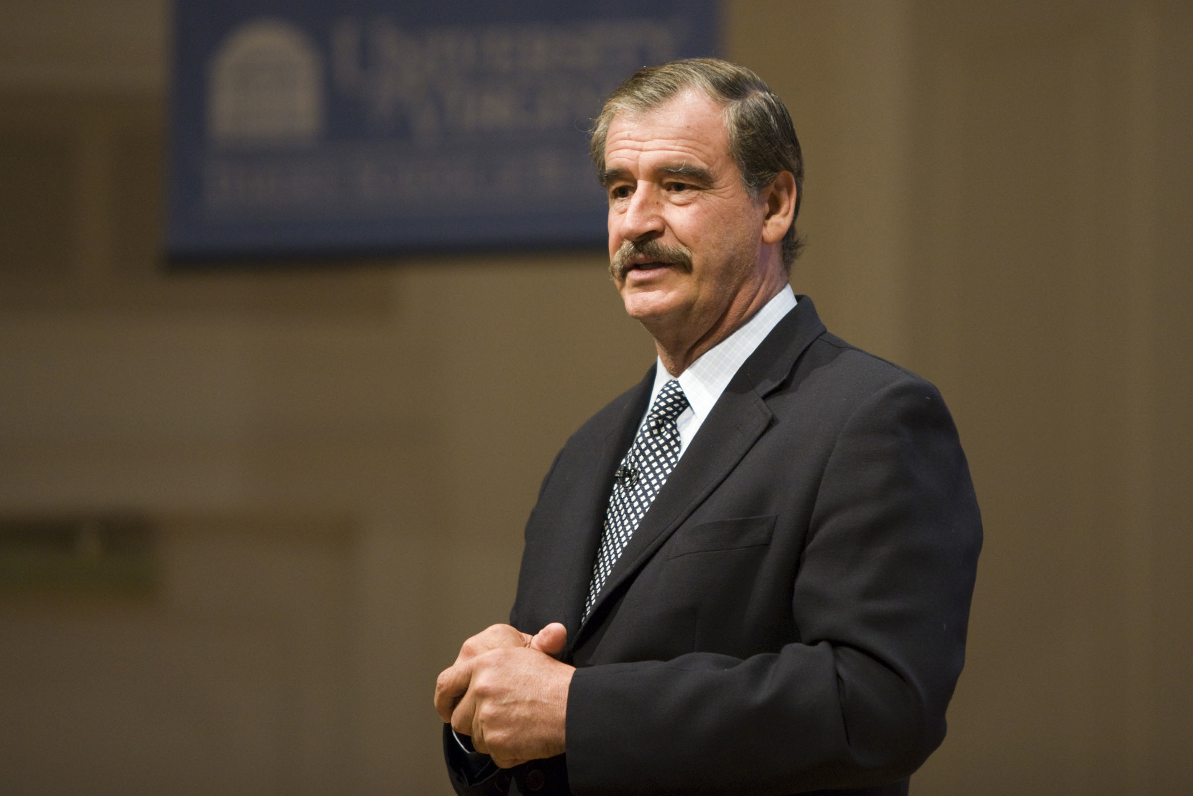 Vicente Fox  speaking from a podium