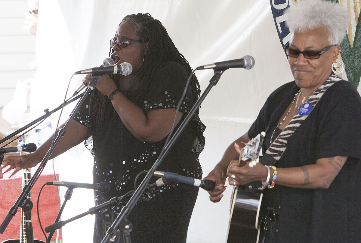 Lorie Strother and Gaye Adegbalola sing and play on stage