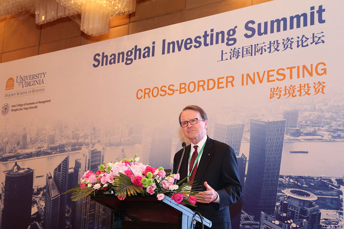 Robert Bruner speaking from a podium to a crowd in Shanghai