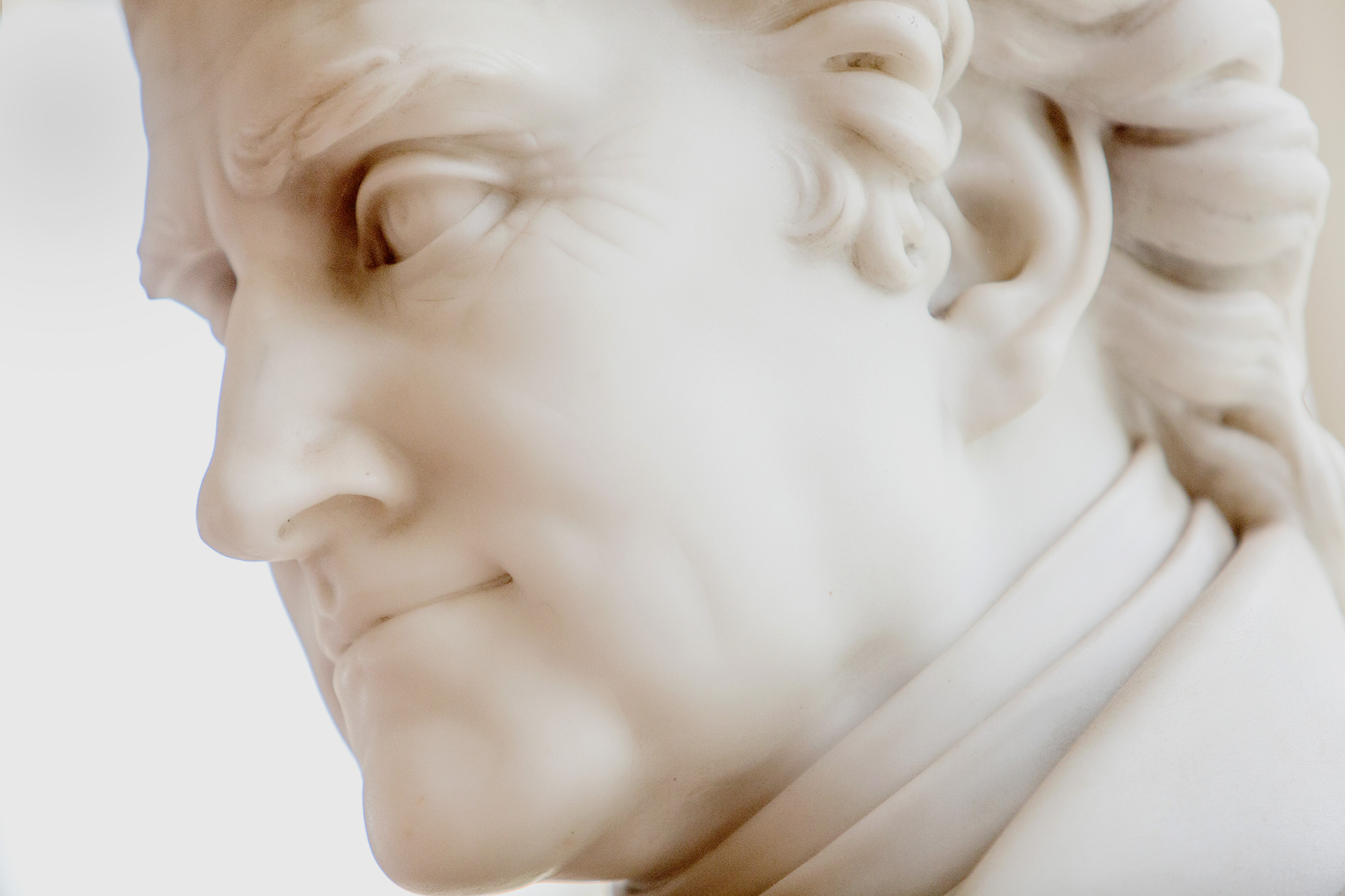 Up close of a white statue of Thomas Jefferson