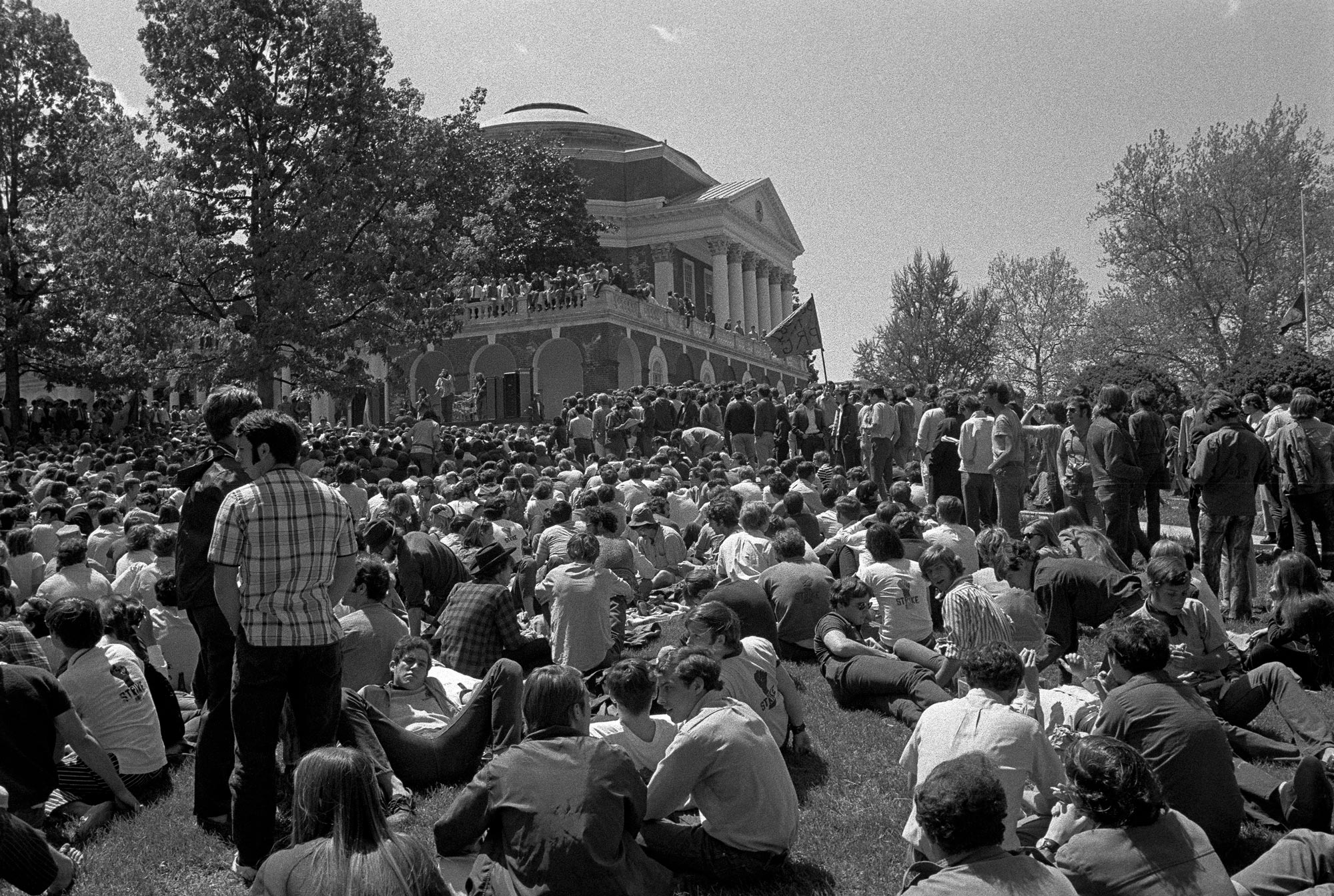 Black and white image of 3000 protestors sitting and standing in front of the Rotunda