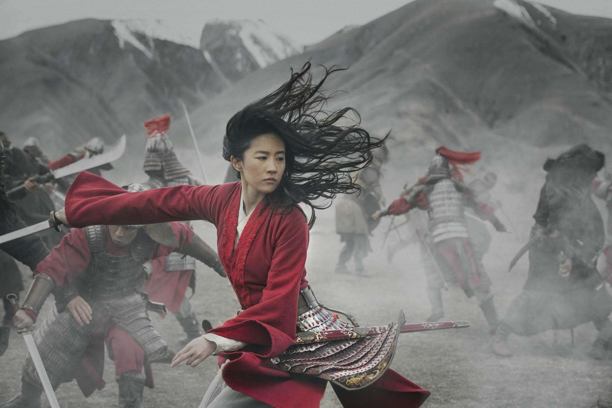 Liu Yifei swing a sword in the movie Mulan