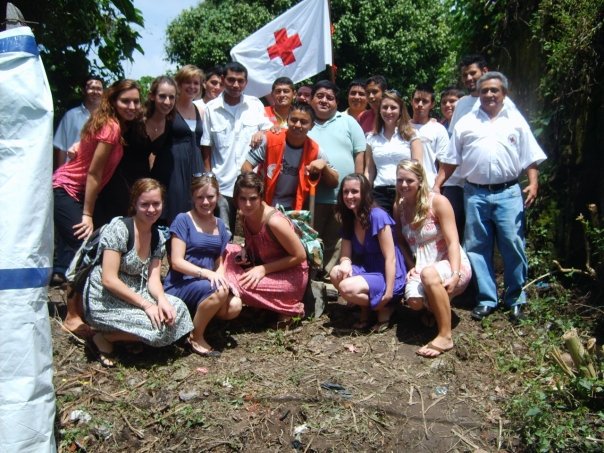 Group photo of UVA students and residents of El Savador