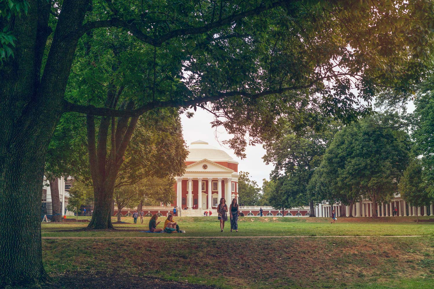 The Rotunda with students walking on the Lawn