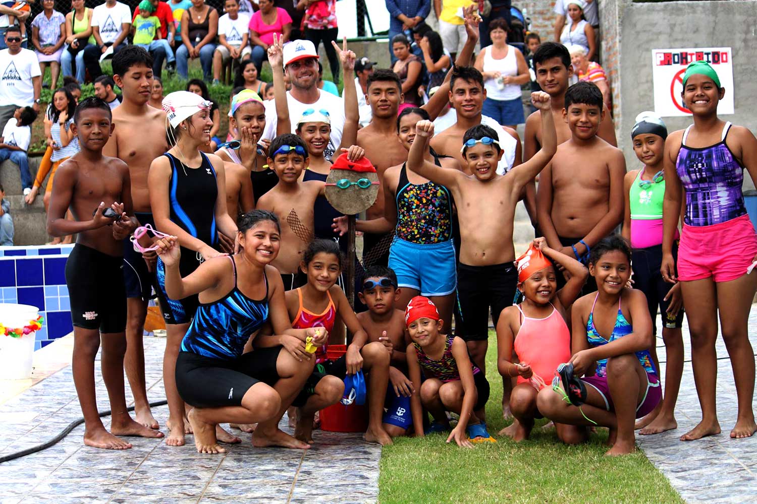 Former UVA Swimmers with Nicaraguan children in bathing suits