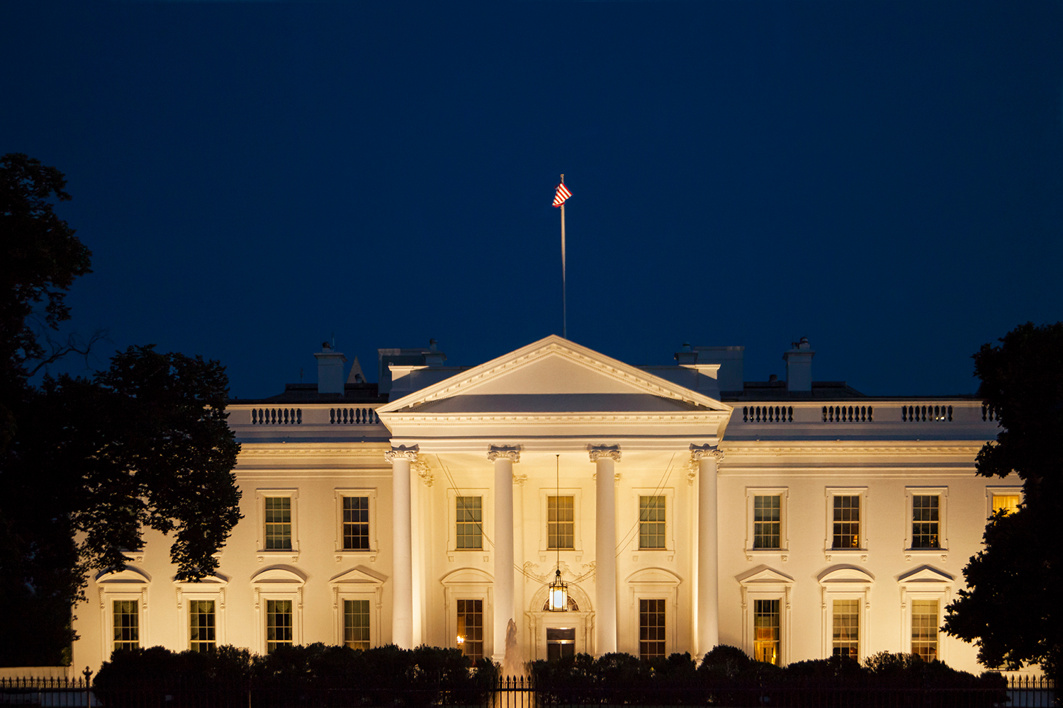 USA White House lit up at night