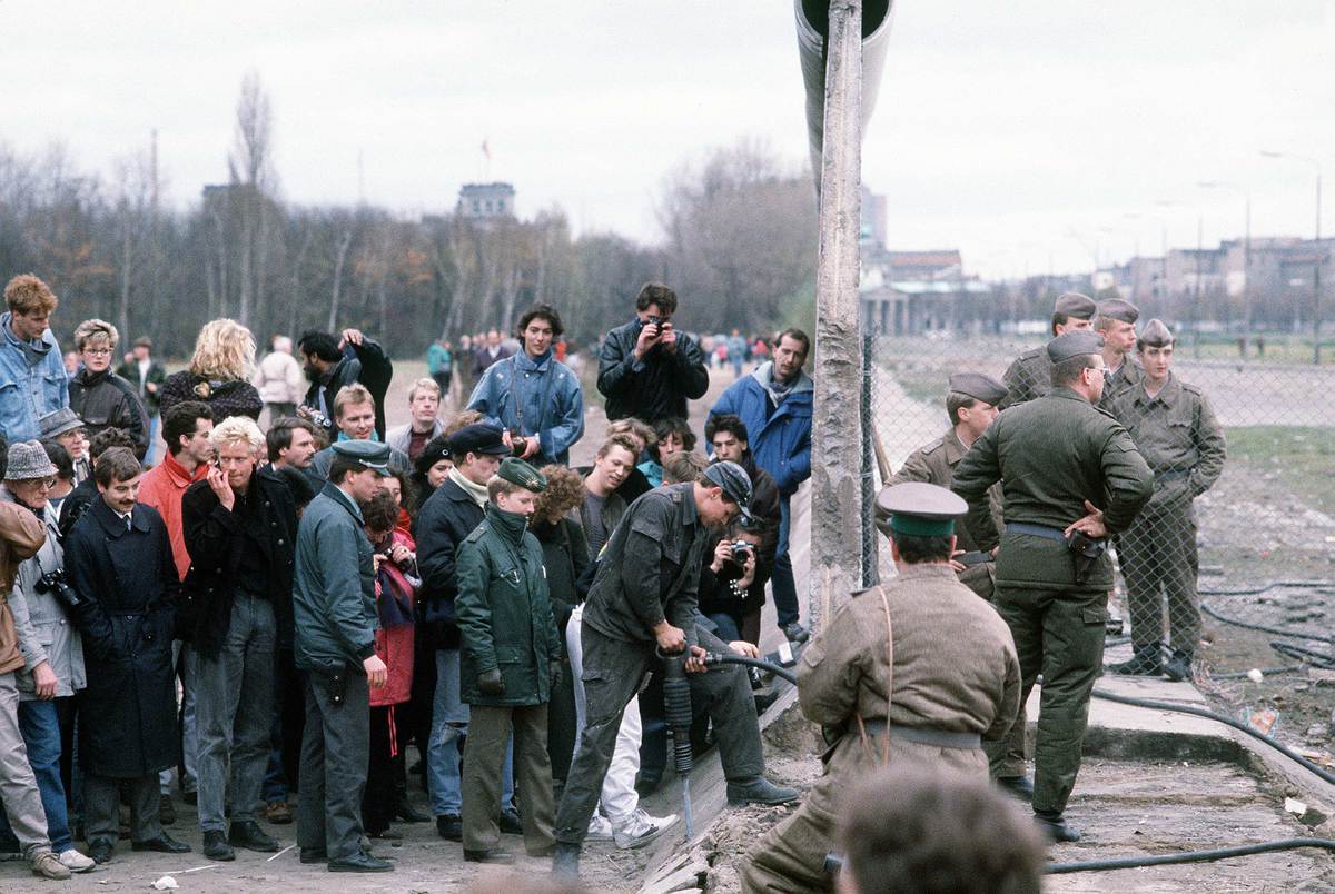 A crowd gathers on the West German side of the Berlin Wall 