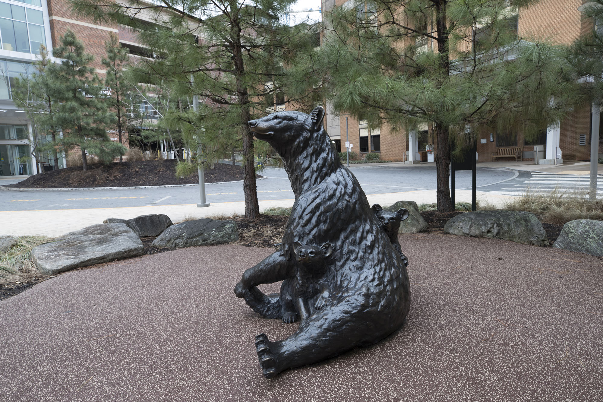 The mother bear with cubs statue