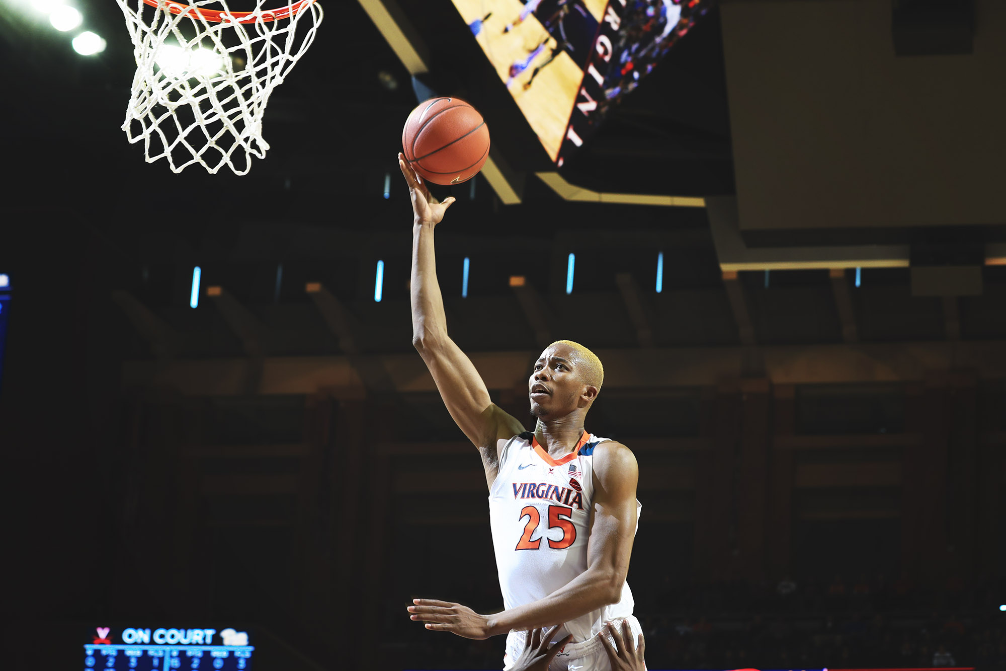 Mamadi Diakite doing a layup during a UVA game