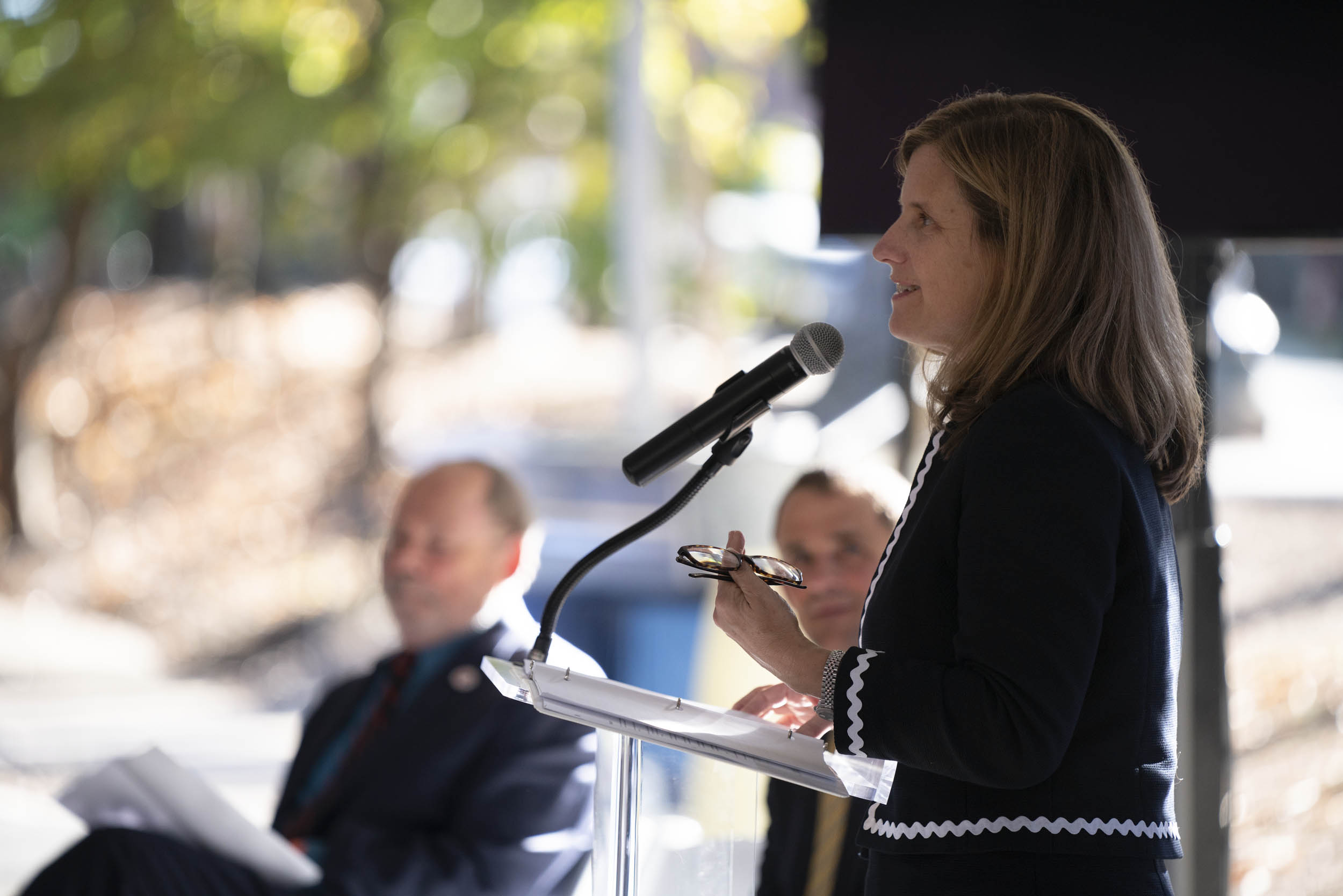 Elizabeth Magill giving a speech at a podium