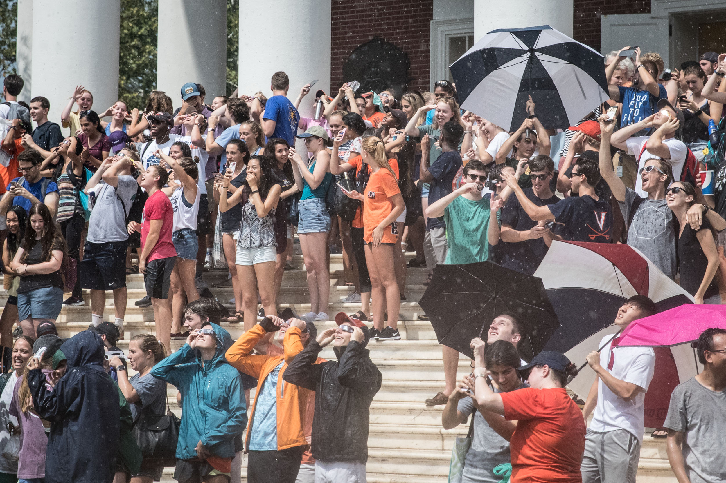 Students watching eclipse  from the Rotunda steps