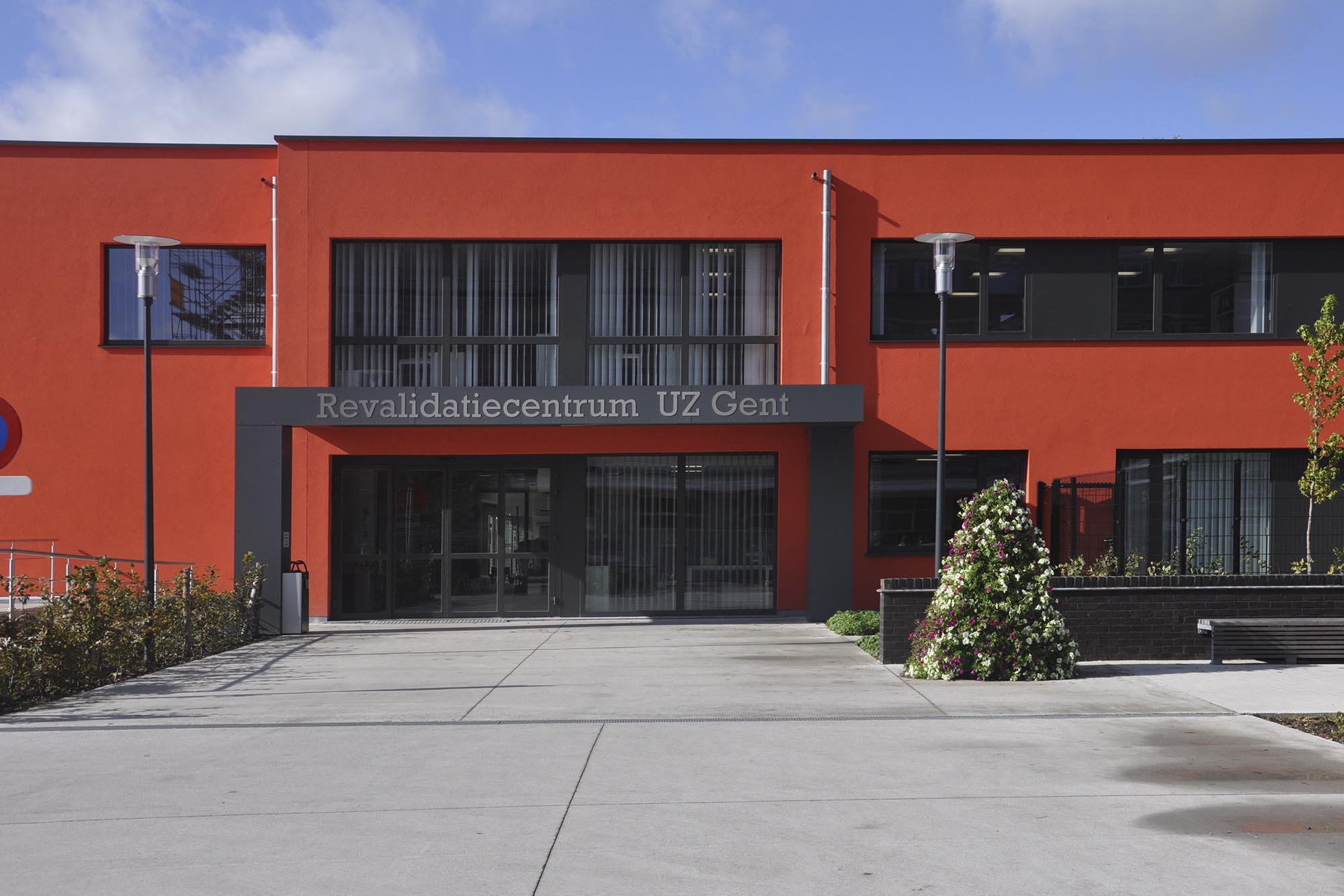 Entrance to the Revalidatiecentrum UZ Gent building