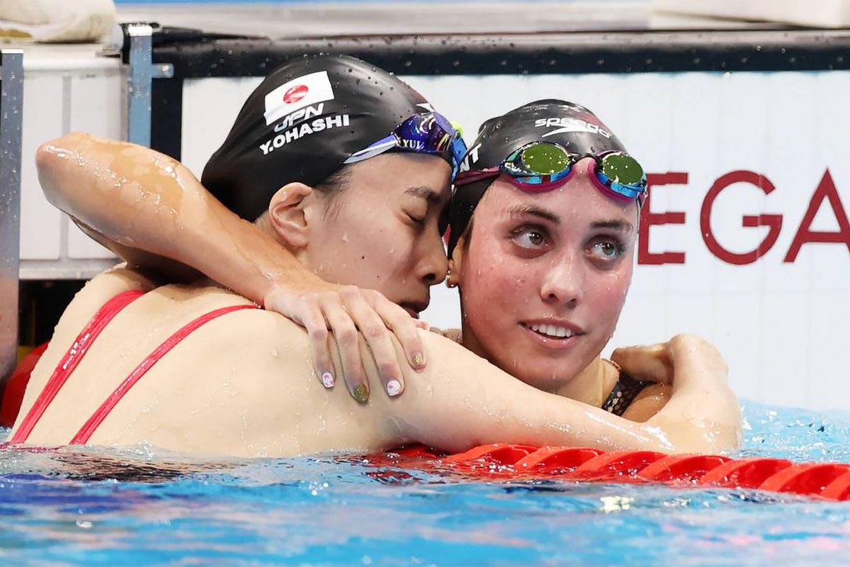 Weyant, right, embraces Japan’s Yui Ohashi, left, in the pool during the olympics after a race