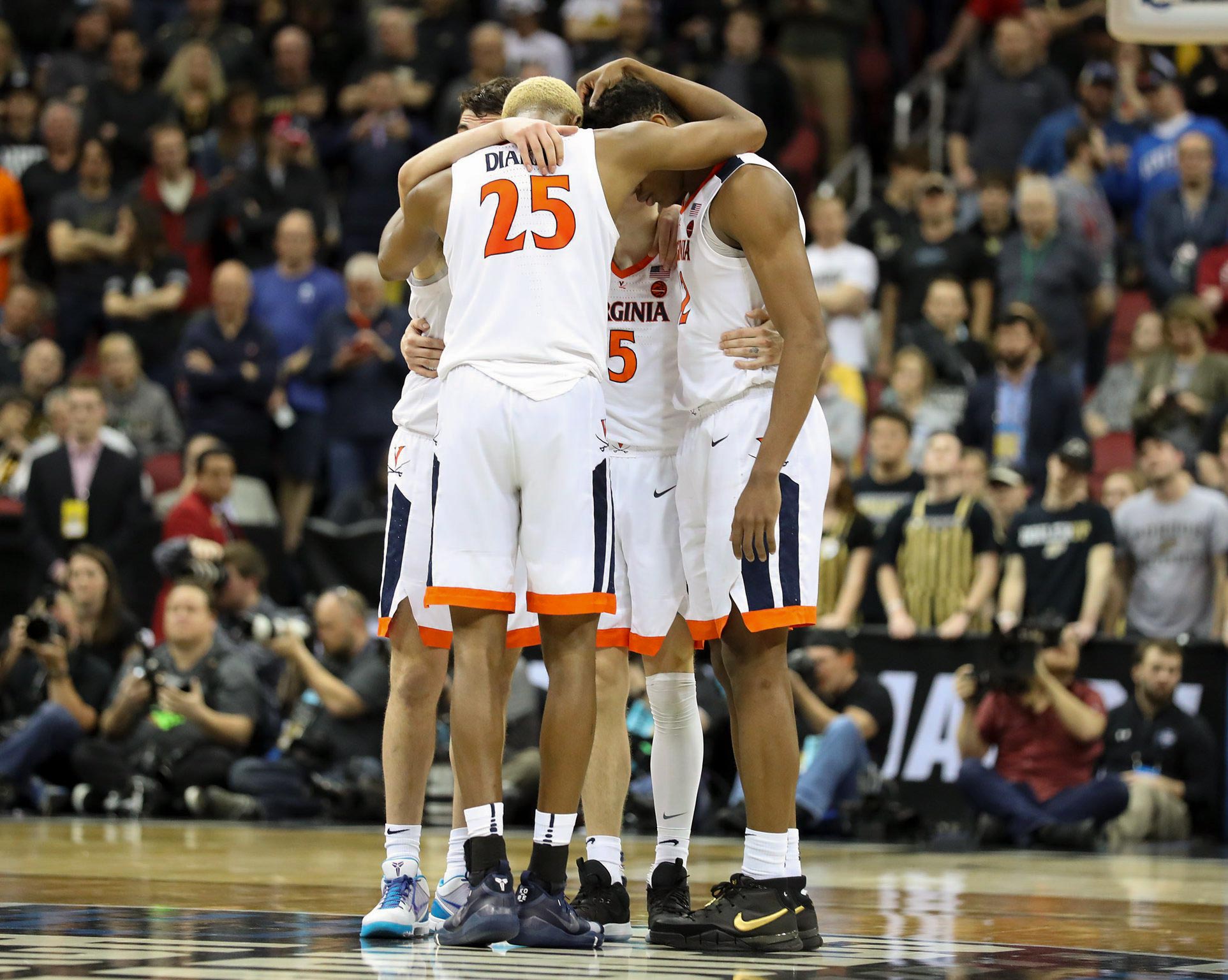 UVA basketball players huddled up during the game
